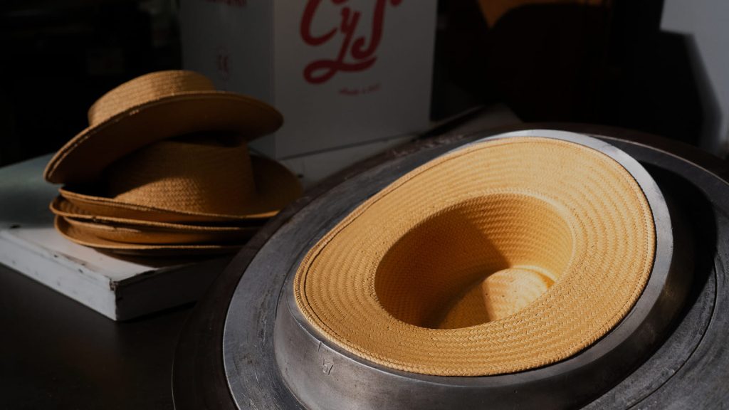 Sombrero de paja en el taller.