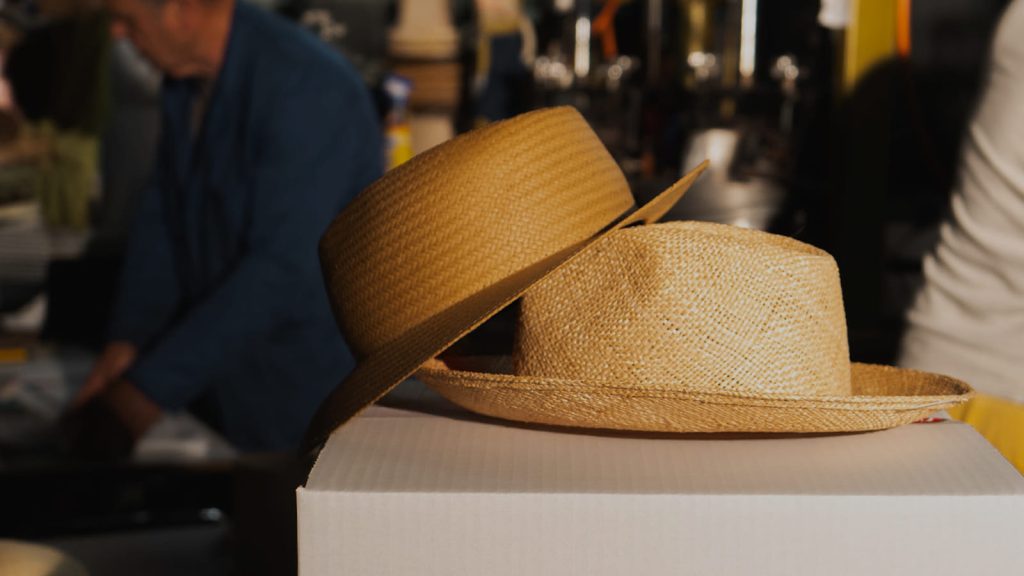 Detalle del ala y la copa de sombreros de paja en buen estado, con el tejido bien conservado.