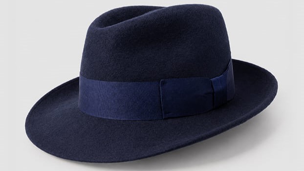 Sombrero fedora de fieltro azul marino con cinta de reps y lazo a tono, en tres cuartos