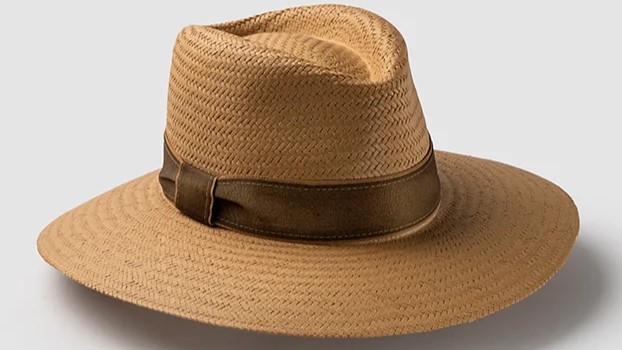 Sombrero de paja de ala ancha con cinta de reps verde oliva, visto en tres cuartos